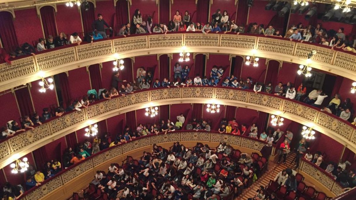 El teatro Fortuny lleno durante la primera edición del proyecto inclusivo 'Cap Infant sense Fortuny'.