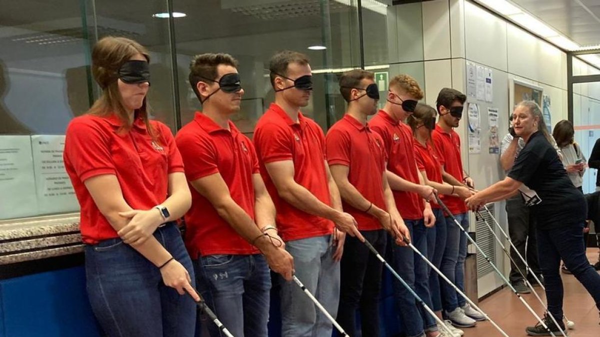 Los jugadores del Hockey Reus Deportiu han intentado moverse por la ciudad con los ojos tapados.