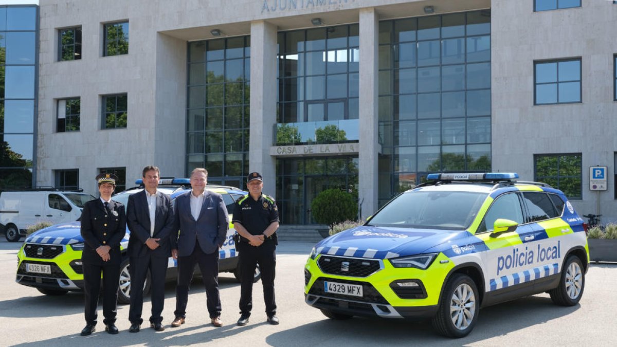 Los dos nuevos coches de la Policía Local de Cambrils renuevan su imagen.