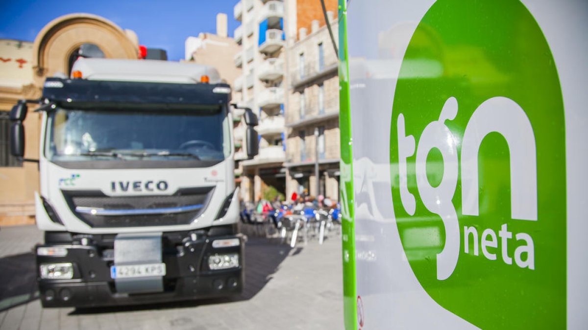 Vehicles de la neteja contractats per l'Ajuntament de Tarragona a la plaça Corsini en una imatge d'arxiu.