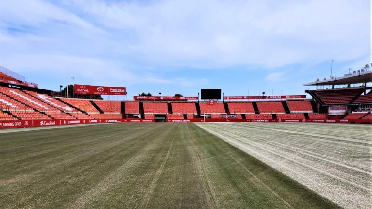 El nuevo césped del Nou Estadi Costa Daurada está preparado para soportar las altas temperaturas del verano.