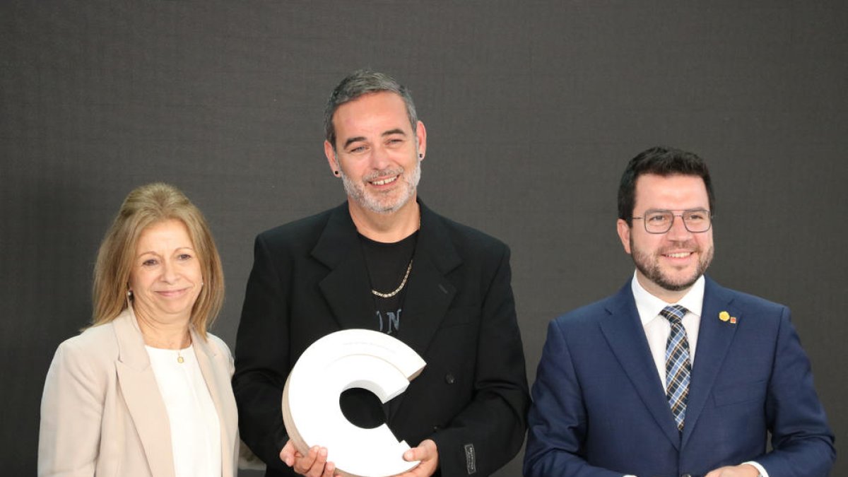El director del Eufònic, Vicent Fibla, el presidente Pere Aragonès y la crítica de arte Conxita Oliver durante la entrega del premio.