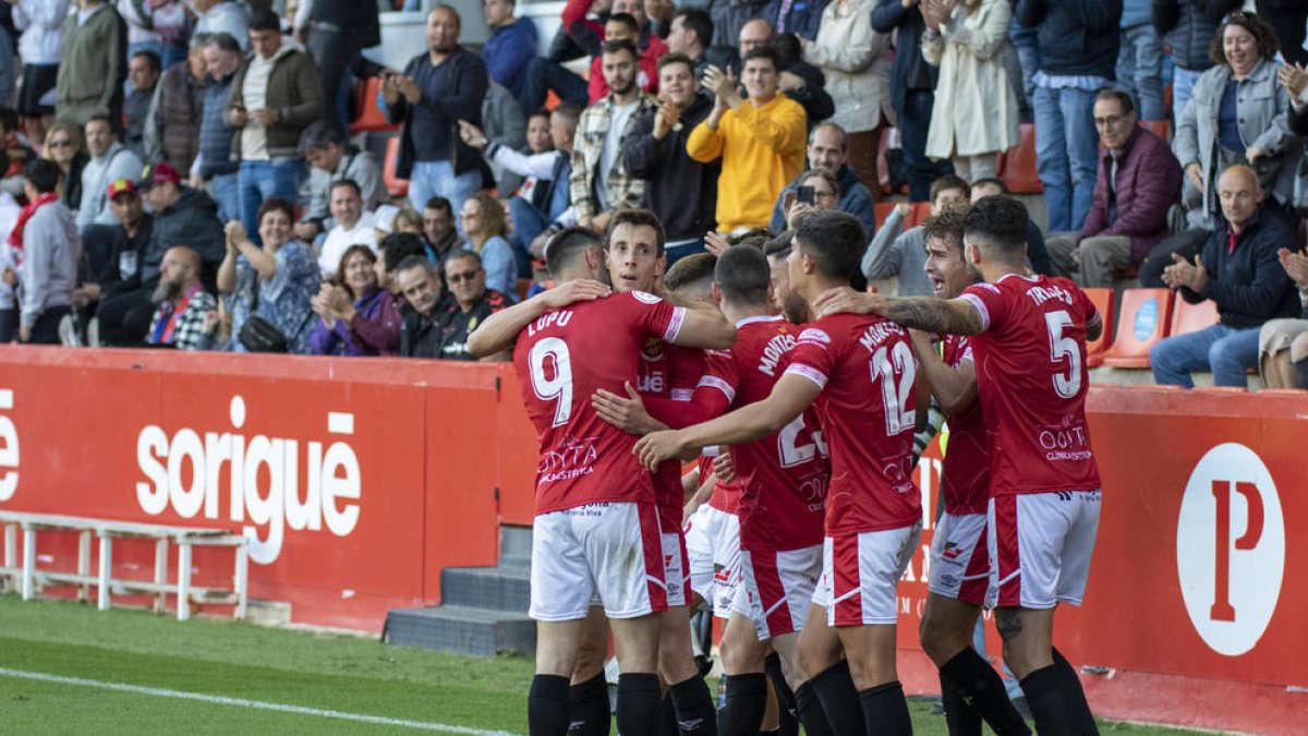 Els jugadors del Nàstic celebrant el gol de Guillermo contra l'Osasuna Promesas al Nou Estadi.