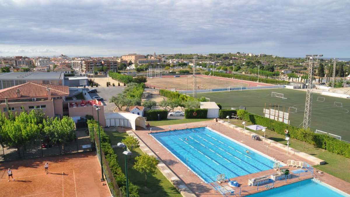 Imatge de la piscina vella i del tennis de la ZEM de Torredembarra.