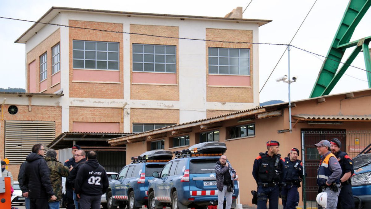 Treballadors i Mossos a la mina de Súria on han mort tres treballadors.