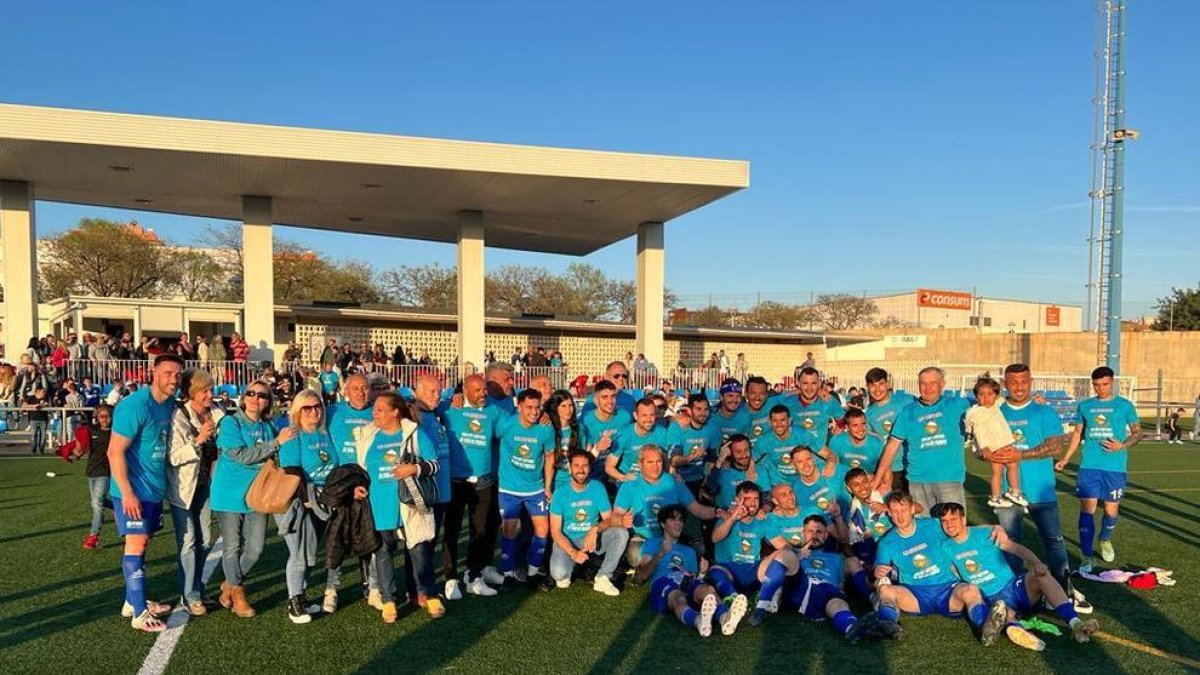 L'equip del CF Canonja amb les samarretes commemoratives de l'ascens a Primera Catalana.