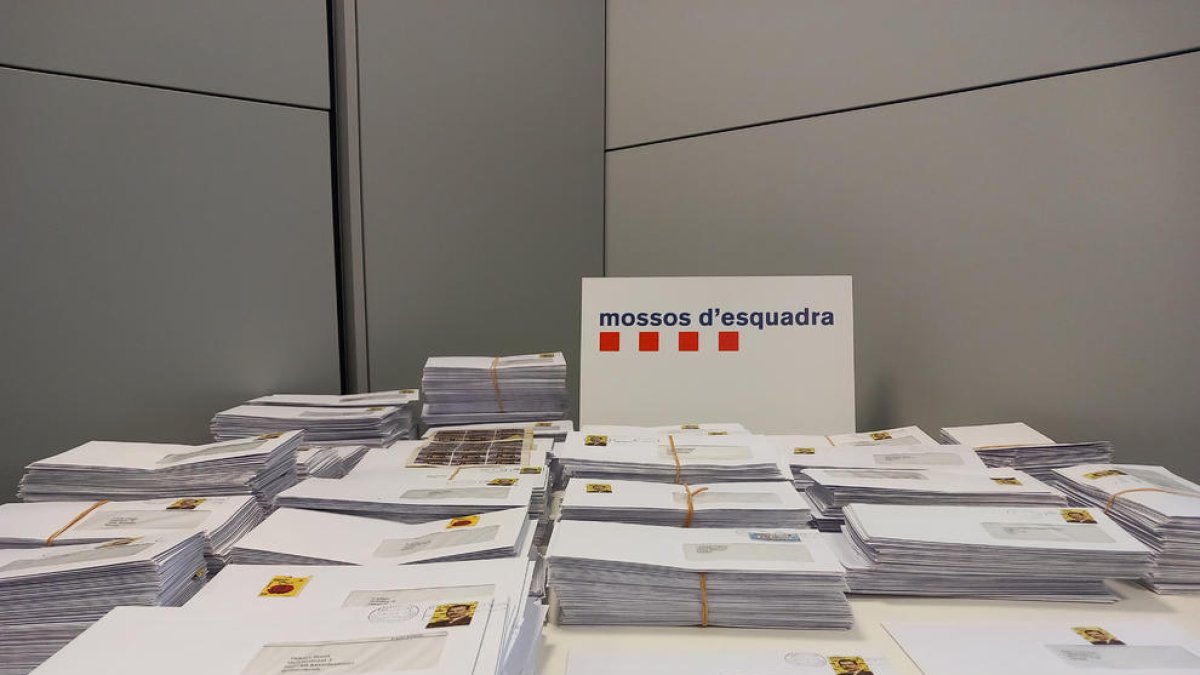 Cartes comissades pels Mossos en el marc de l'investigació.