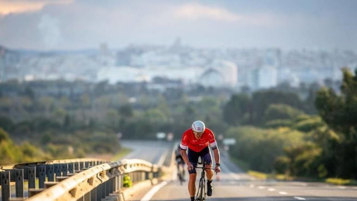 Un home anant amb bicicleta durant una prova esportiva.