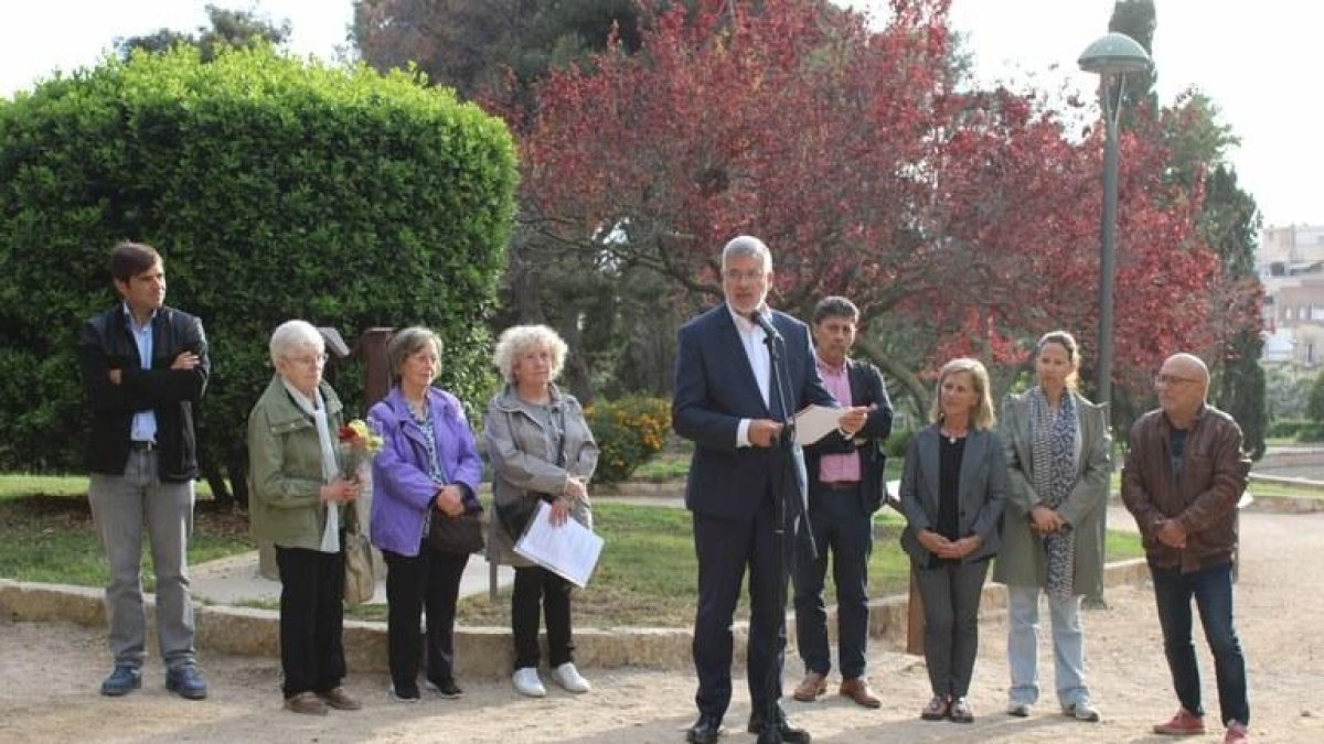 Imatge de l'ofrena floral i l'acte institucional.