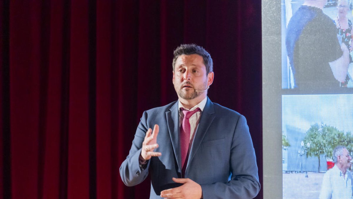 Rubén Viñuales, candidat del PSC, va fer una conferència ahir a l'Aula Magna de la URV.