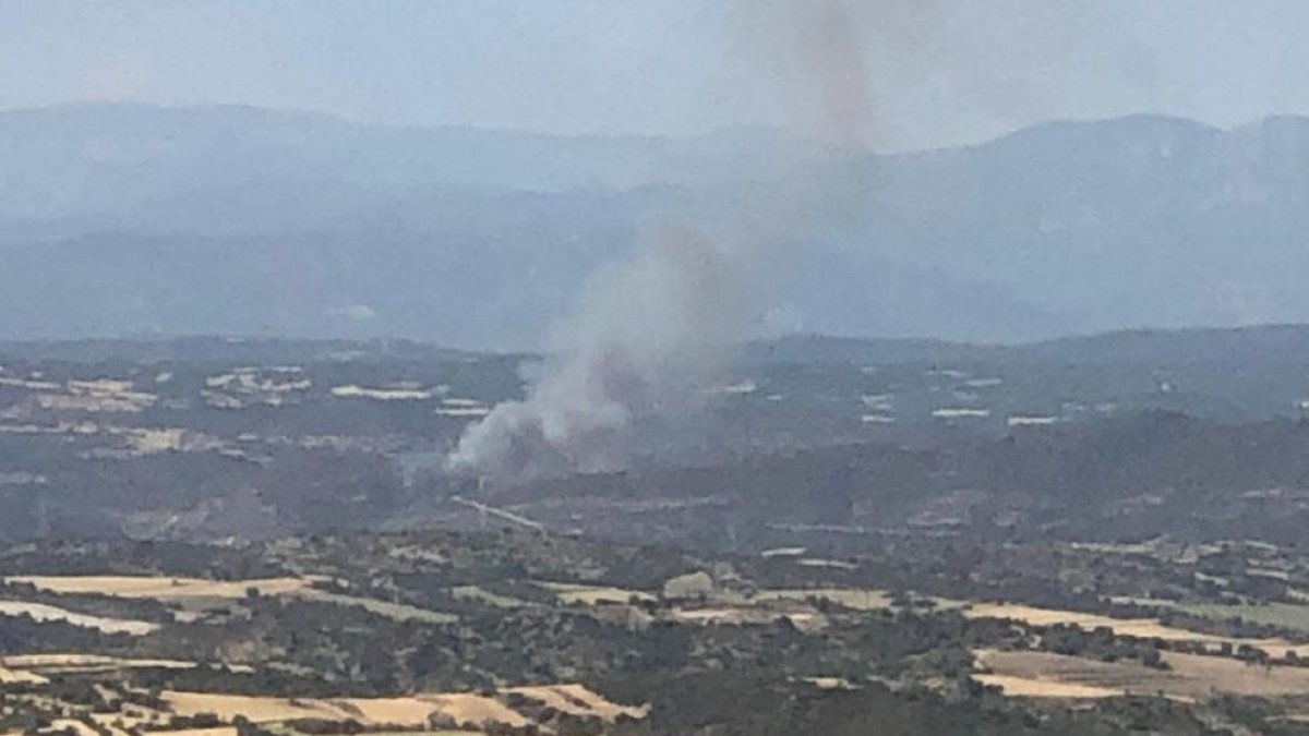 Vista panoràmica de l'incendi forestal de Sanaüja.