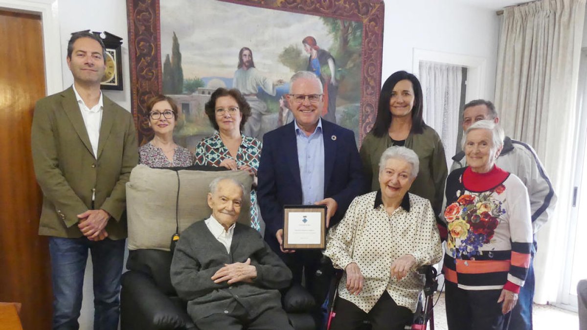 Josep Maria Consarnau acompanyat dels familiars i dels representants de l'Ajuntament de Salou