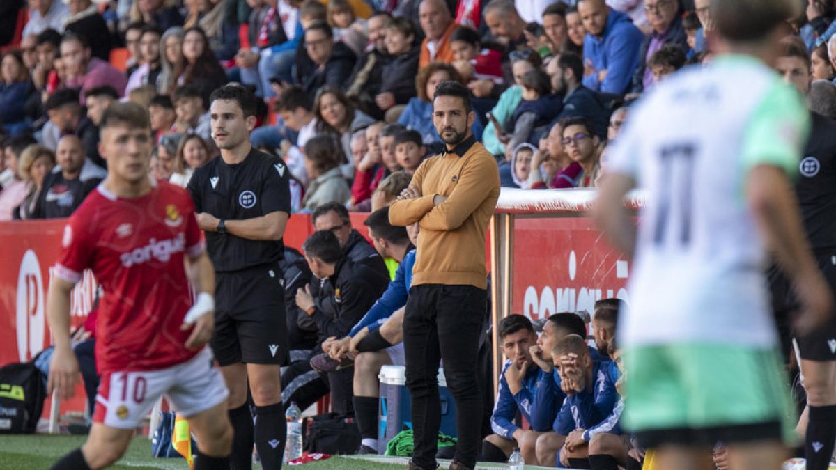 Dani Vidal dirigiendo un partido desde el banquillo del Nou Estadi Costa Daurada.