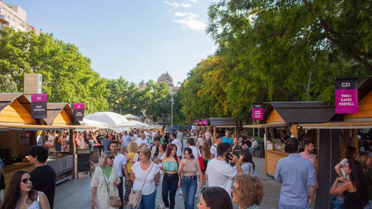 Alguns dels visitants aprofitant les darreres hores de la fira, ahir a la tarda, a la plaça Llibertat de Reus.