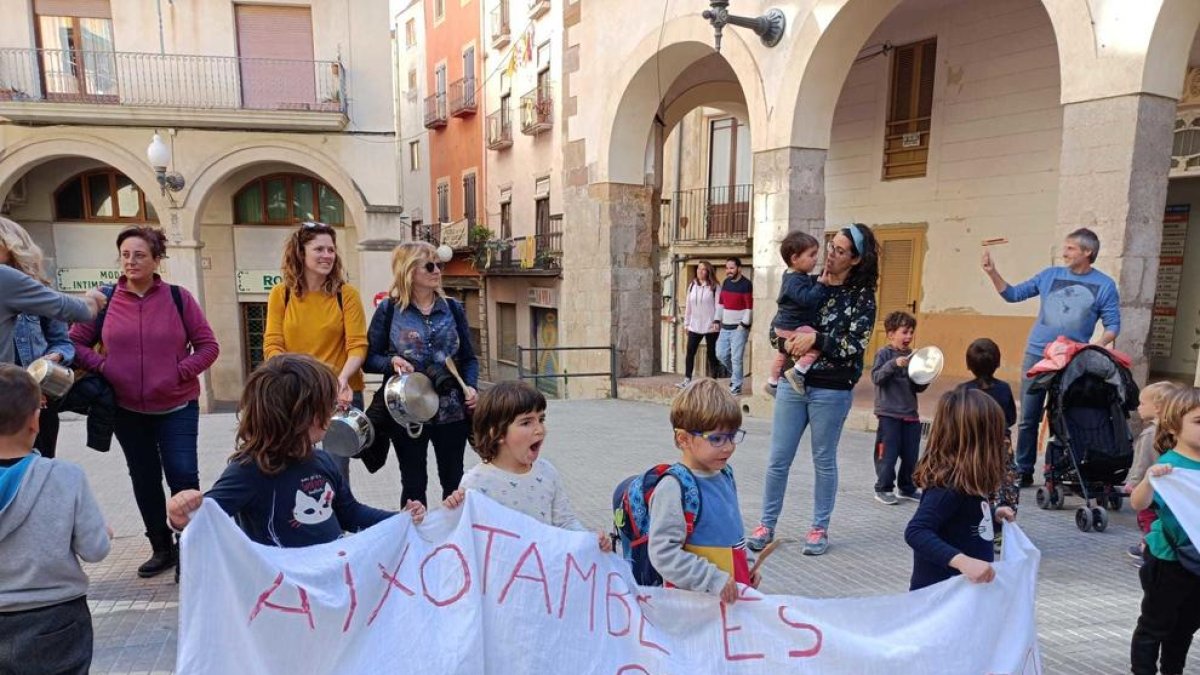 Varias familias durante la concentración para pedir que se saquen adelante las obras de la cocina de la Escuela Els Baltis.