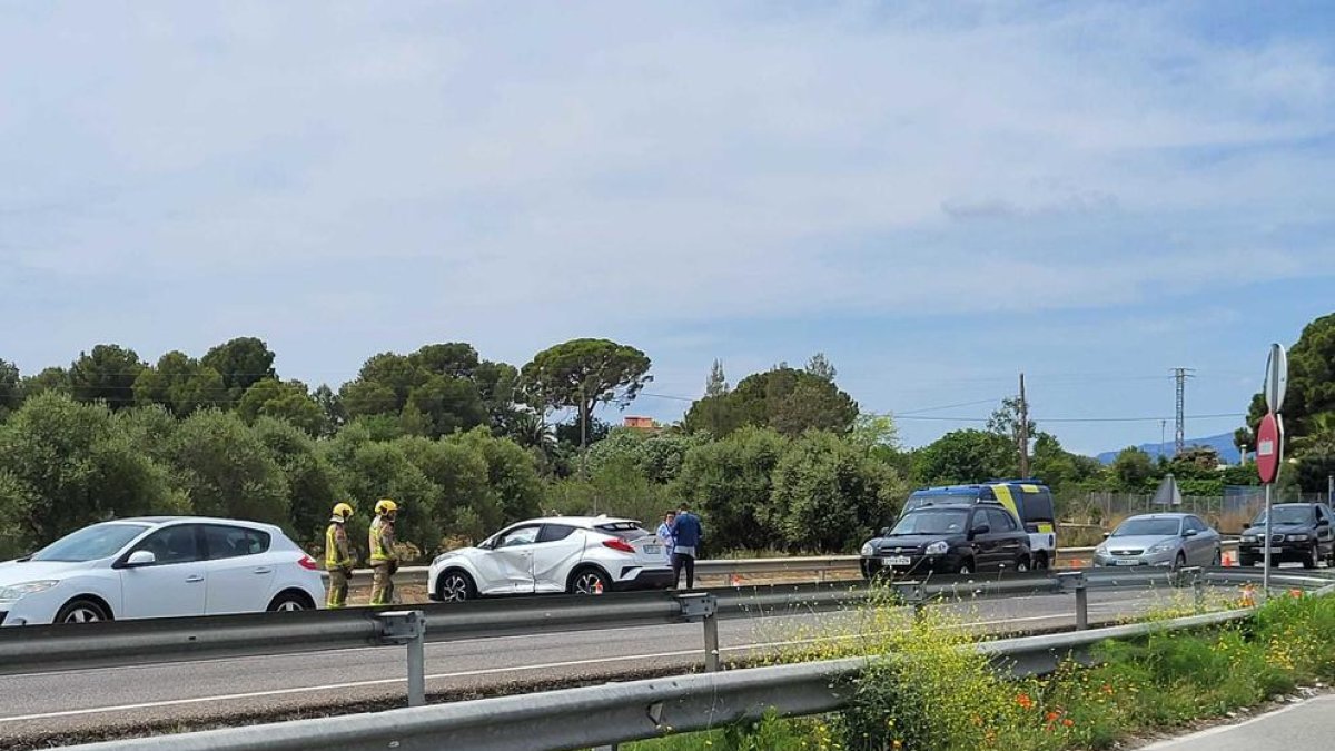 L'accident ha deixat inicialment a tres persones atrapades dins d'un dels vehicles.