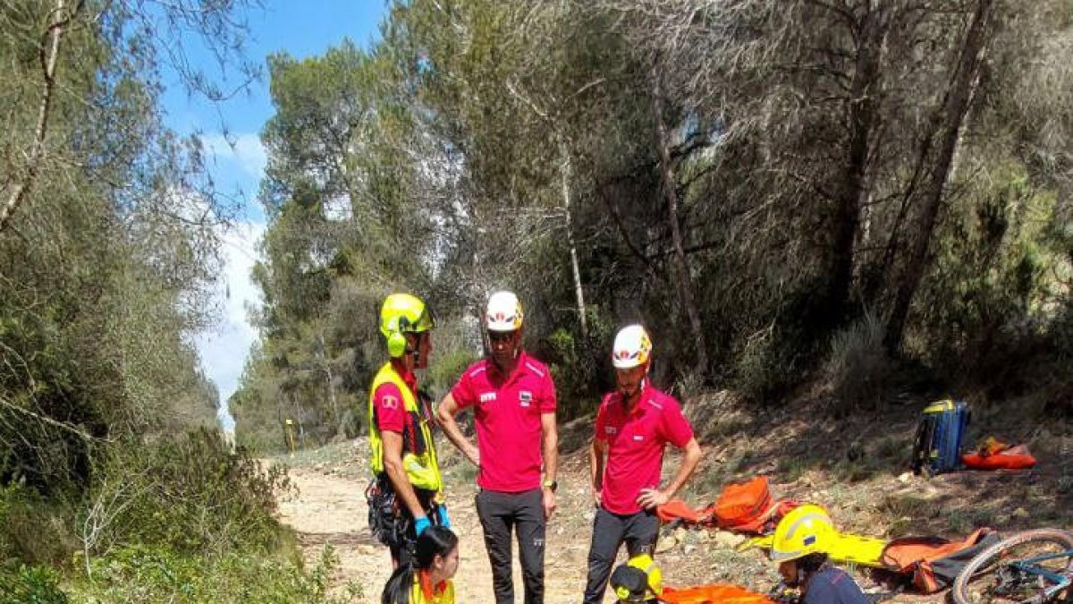 Los Bombers con la ciclista accidentada en Tarragona.