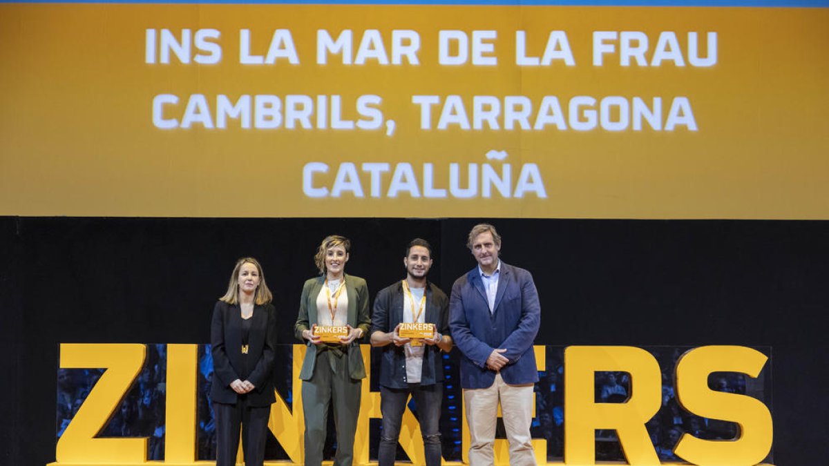 Los representantes de los centros tarraconenses recogiendo los premios este fin de semana en Madrid.