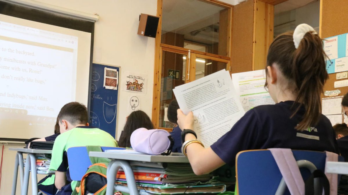 Imatge d'arxiu d'un grup d'alumnes fent classe a un centre educatiu.