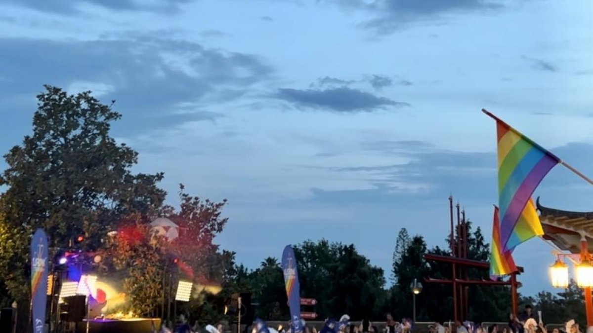 Persones ballant a la primera Pride Night de PortAventura World