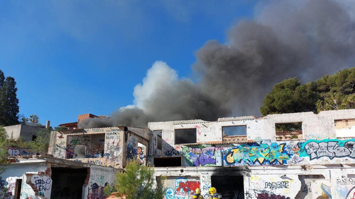 El fuego se produjo esta mañana en un edificio abandonado del Vendrell.