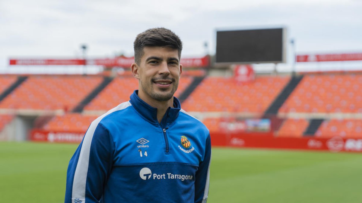 El central del Nàstic, Alex Quintanilla, sobre la gespa del Nou Estadi Costa Daurada, ahir.