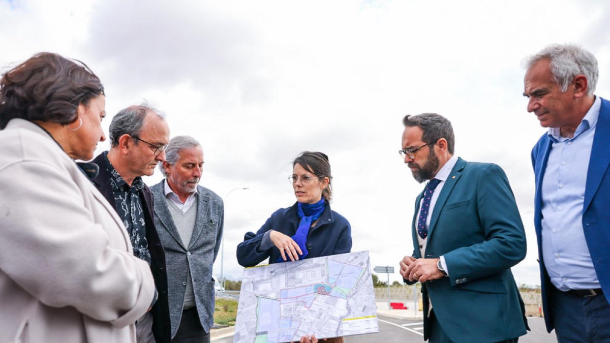 La directora d'Incasòl explicant el projecte d'urbanització al polígon industrial de Valls, acompanyada del conseller de Territori.
