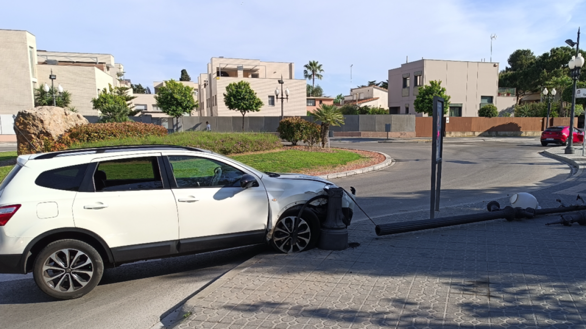 Imagen del final en el suelo después de que chocara un turismo.