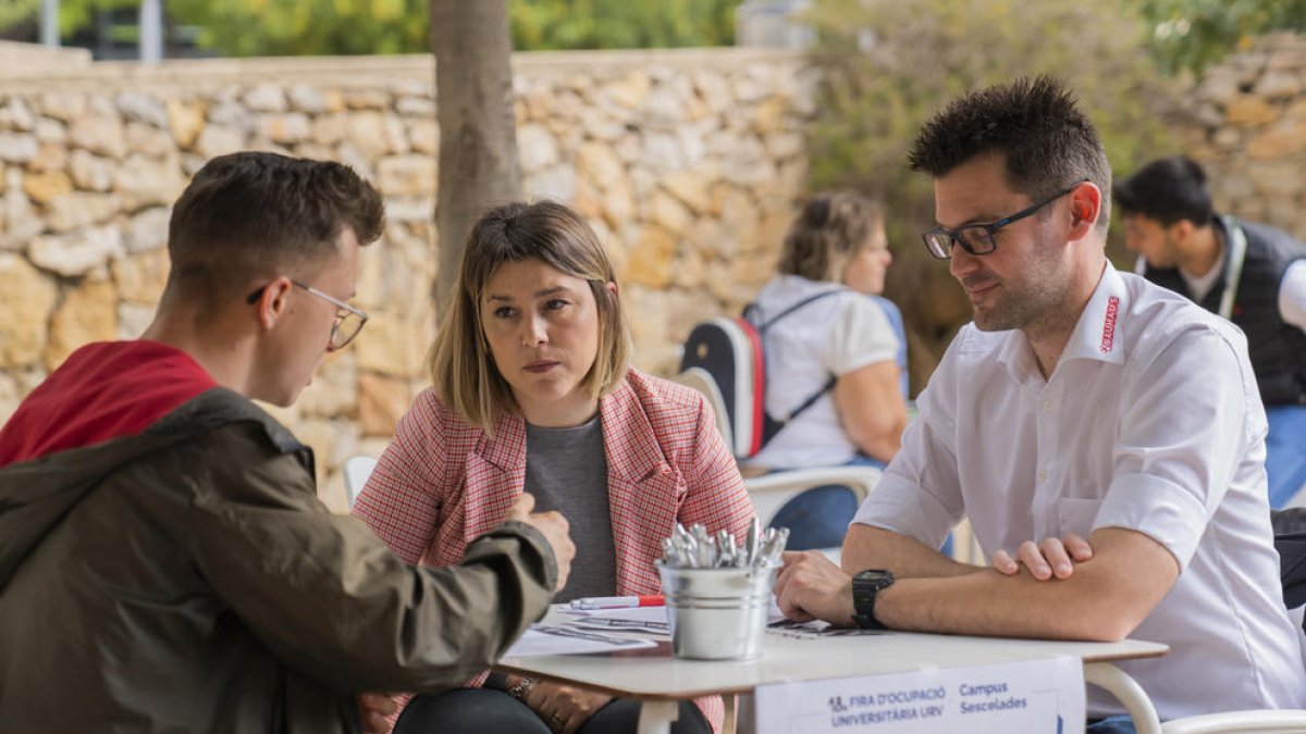 Els estudiants de la URV es van apropar als estands del centenar d'empreses ubicades al campus.