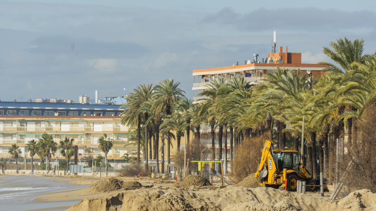 Imatge d'arxiu dels danys d'un temporal la platja de Ponent de Salou, el passat 8 de febrer.