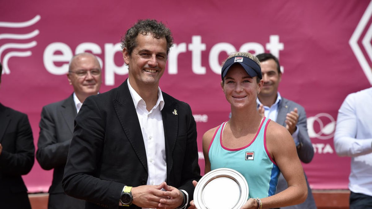 La ganadora con el trofeo.