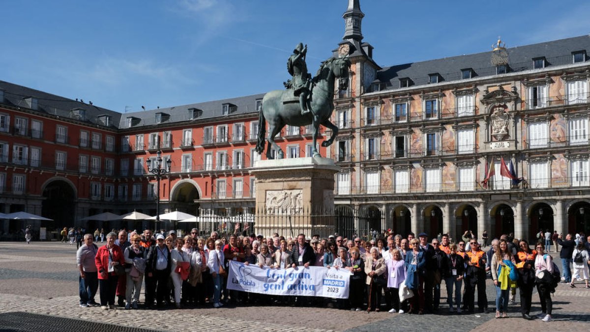 El grup, ahir, amb l'alcalde de la Pobla de Mafumet, a la plaça Major de Madrid.