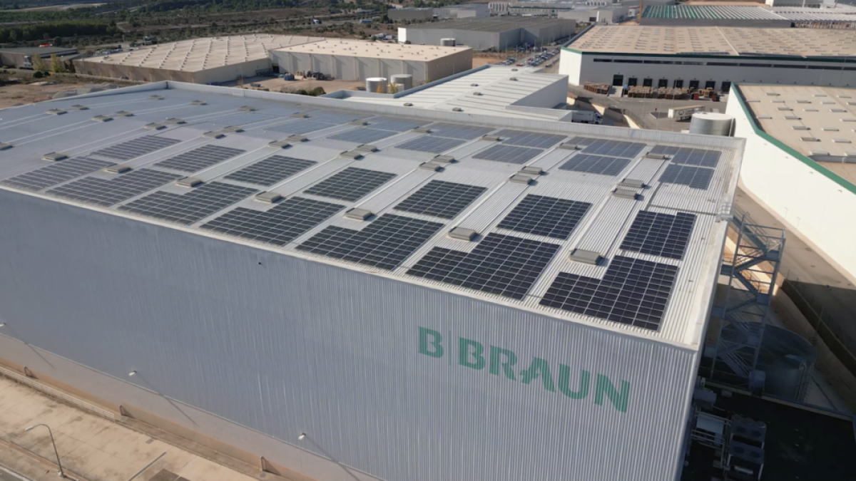 Imagen de las placas solares que ha instalado B. Braun en la planta de Santa Oliva.