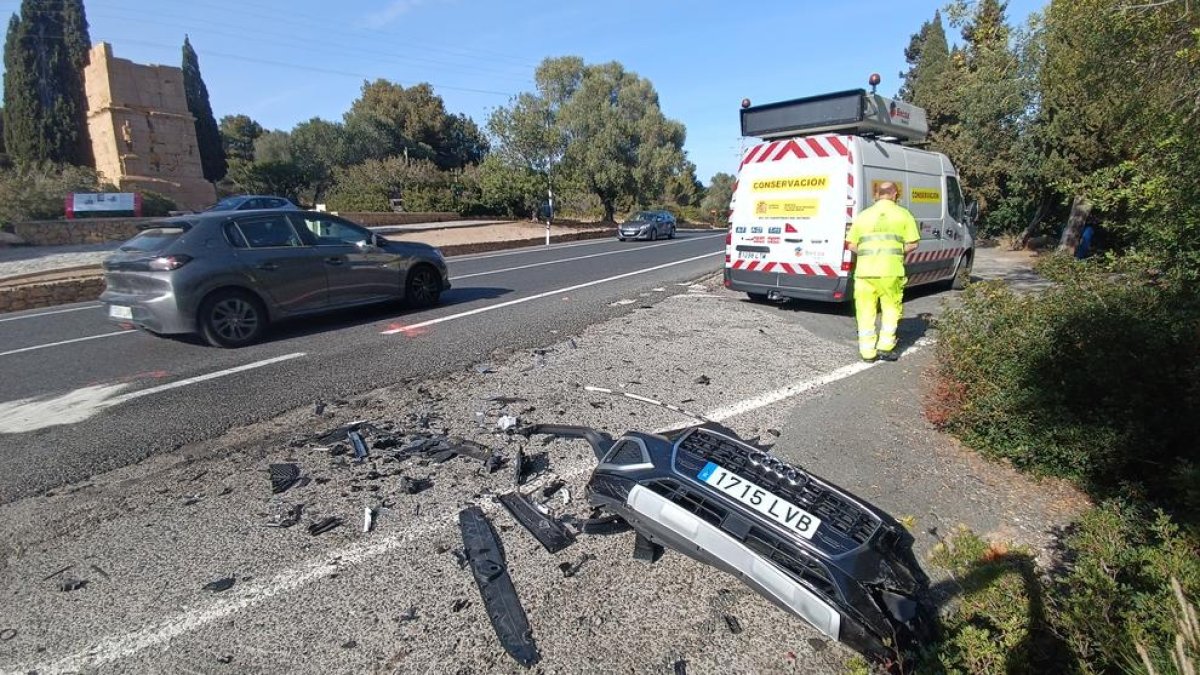 Els serveis de conservació de carreteres recullen les restes d'un dels vehicles implicats en l'accident.