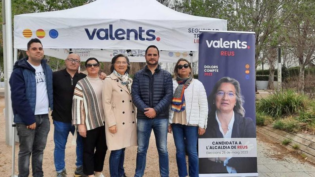 Dolors Compte con parte del equipo que conforma la lista de Valents para las elecciones de Reus.