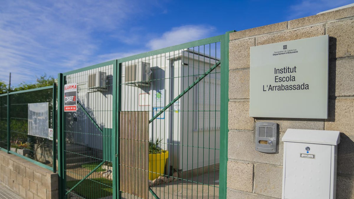 Els alumnes de secundària de l'Institut Escola l'Arrabassada estudien en els mòduls prefabricats.