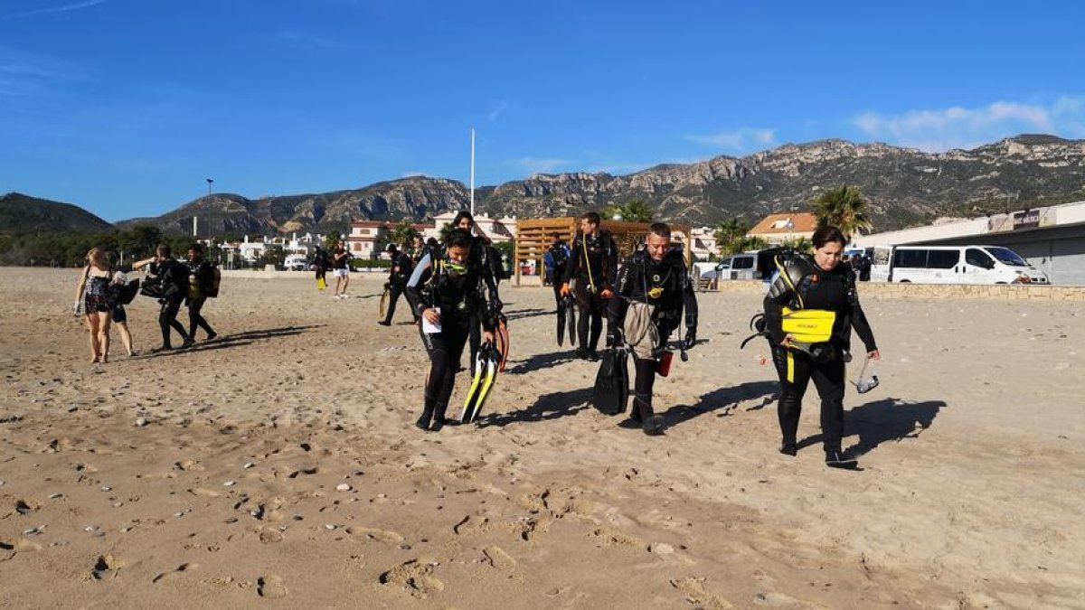 Imatge d'arxiu d'una jornada de neteja de platges de l'Hospitalet de l'Infant.