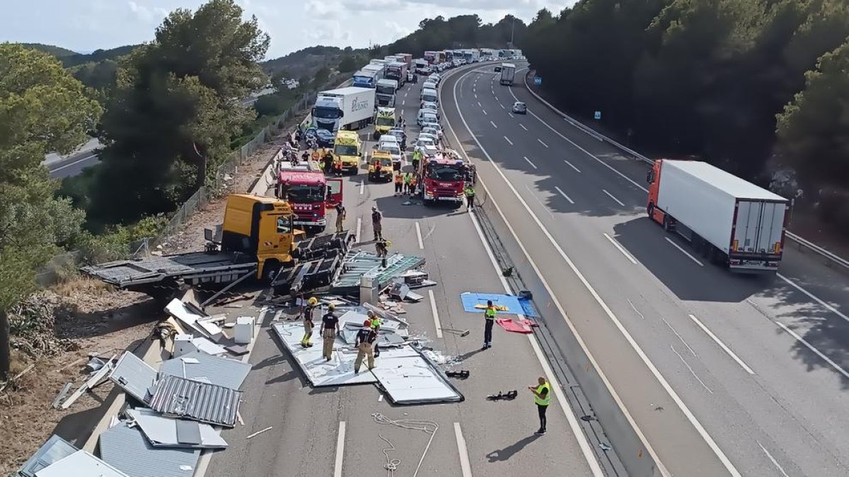 Imatge de l'accident del camió a l'AP-7 a Tarragona.