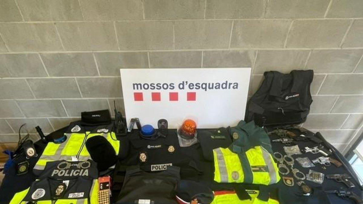 Els uniformes falsos que feien servir els membres del grup criminal per fer-se passar per agents.