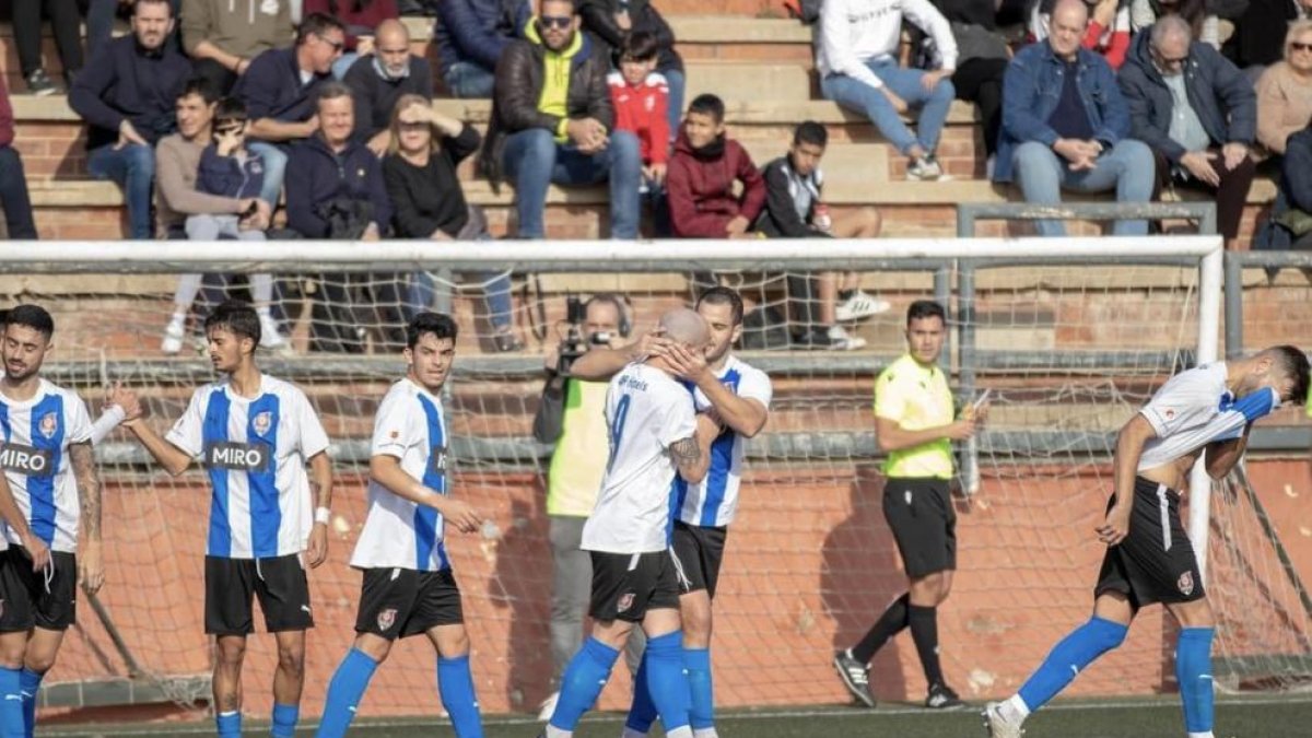 Los jugadores del Reus FC Reddis y la UE Valls disputándose la pelota en el partido de la primera vuelta.