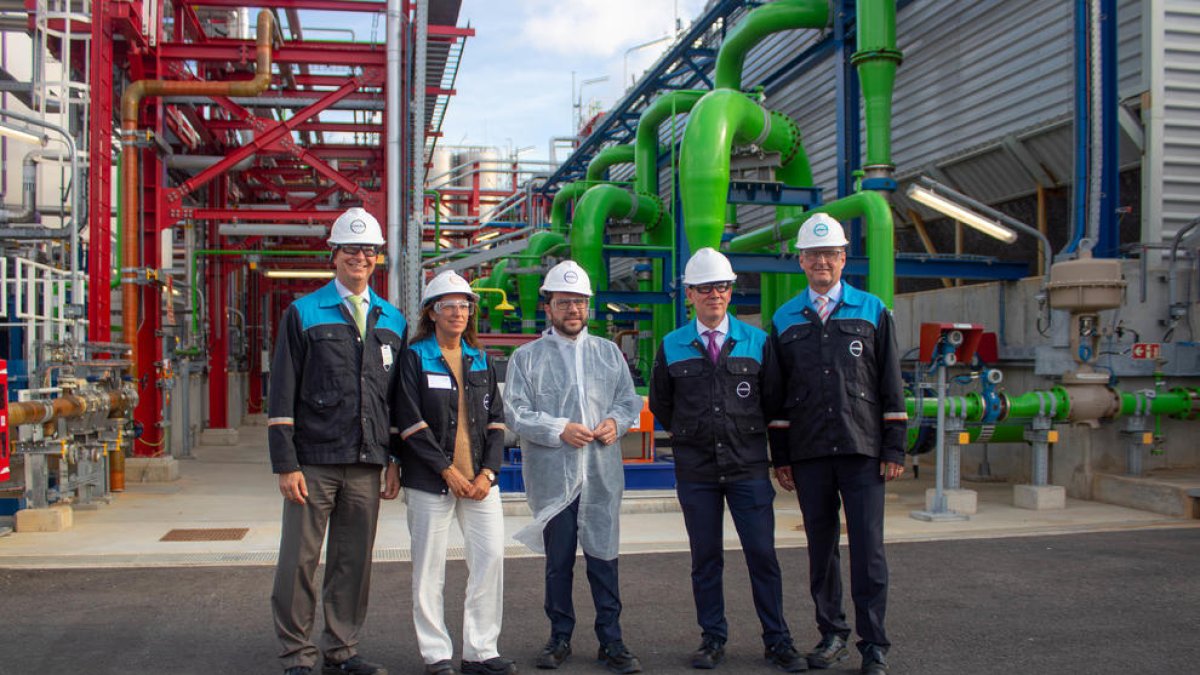 Pere Aragonès va visitar la nova planta de clor de Covestro, ubicada al polígon químic sud de Tarragona, acompanyat de representants de la multinacional alemanya.