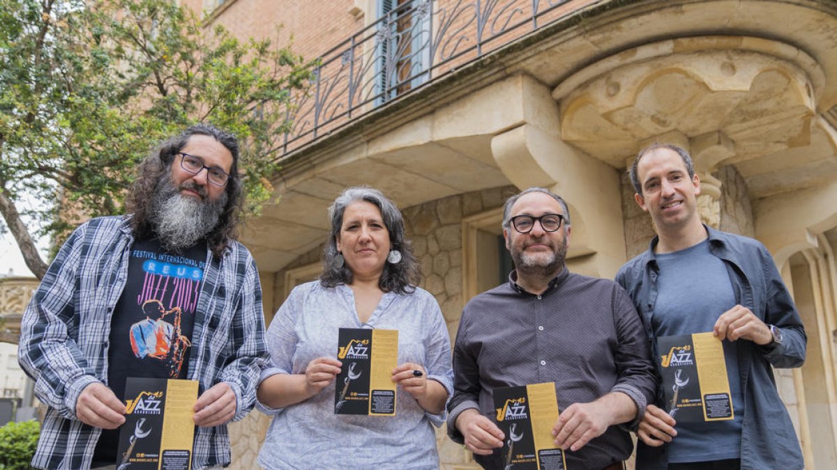 Membres de l'associació, amb el regidor Daniel Recasens.