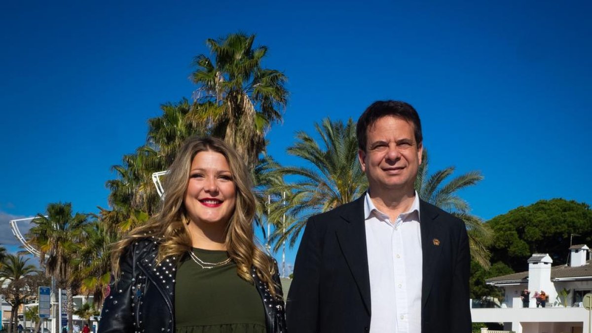 Imatge de Natàlia Pleguezuelos amb Oliver Klein, alcalde de Cambrils.