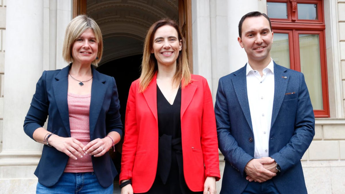 Sandra Guaita del PSC, acompañada de Noemí Llauradó de ERC y Daniel Rubio de Ara Reus después de llegar a un acuerdo para gobernar.