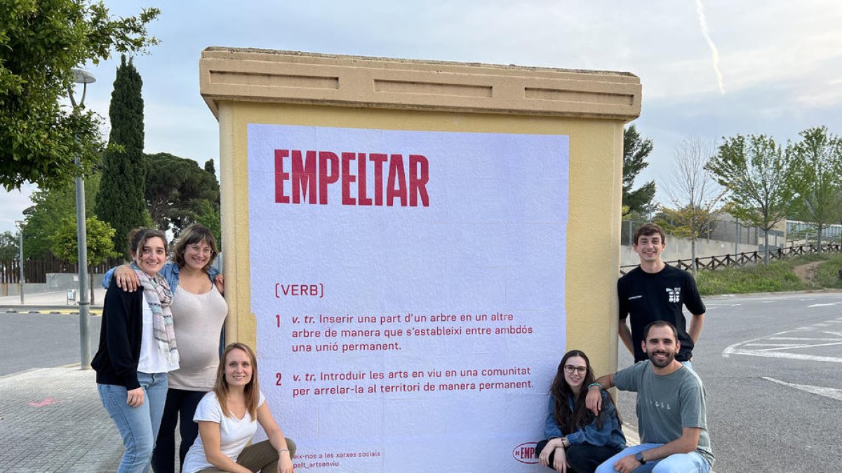 Els sis joves que conformen l'associació d'Empelt d'Arts a la Selva del Camp.