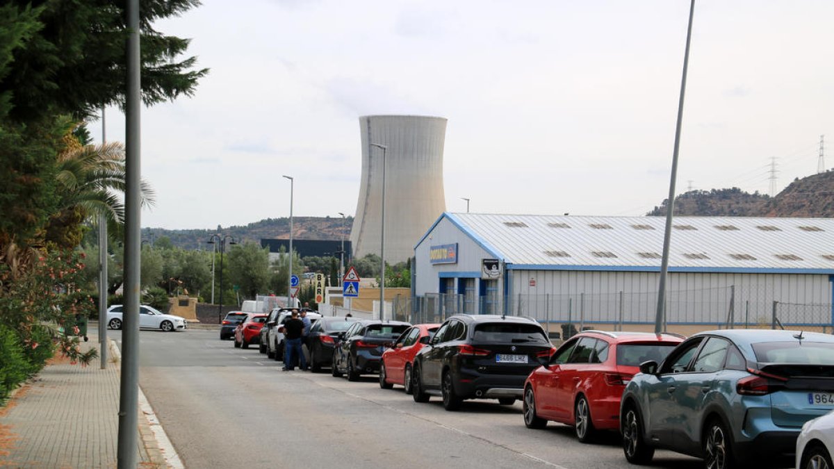 Trabajadores en la rotonda de acceso de la nuclear de Ascó, esperando para poder entrar en la central.