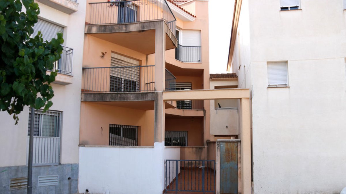 El bloque de pisos de la plaza Martorell de Roda de Berà, que fue desalojado el pasado año, podría ser expropiado.
