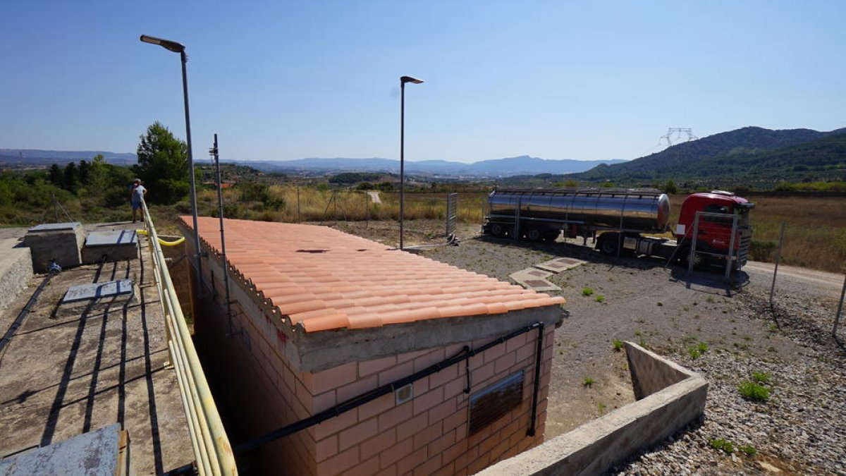 Un camió cisterna omplint d'aigua el dipòsit municipal de l'Espluga de Francolí per la situació de sequera.