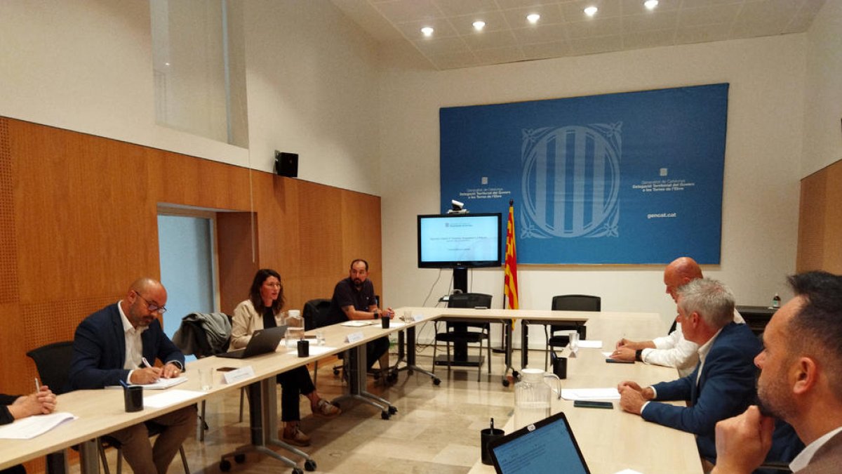 Els alcaldes d'Alcanar, Amposta i la Ràpita, a la dreta, en la reunió amb la direcció general d'Agenda i Renovació Urbana.