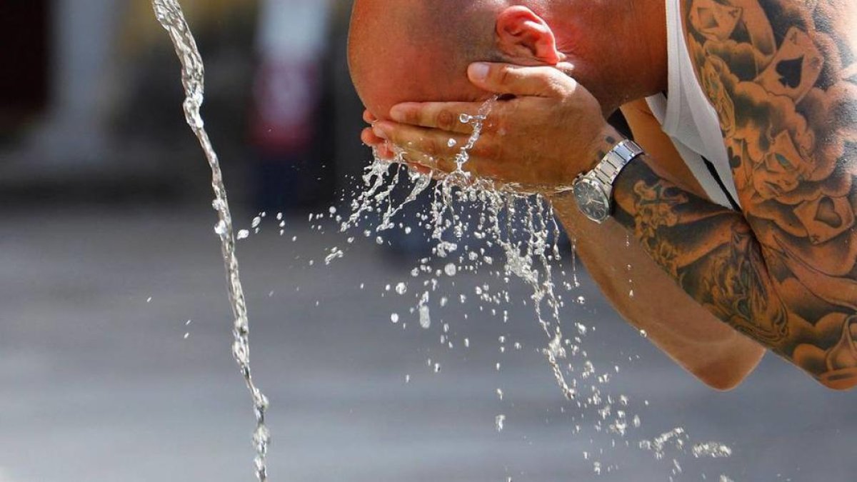 Imagen de archivo de un turista refrescándose durante una ola de calor.